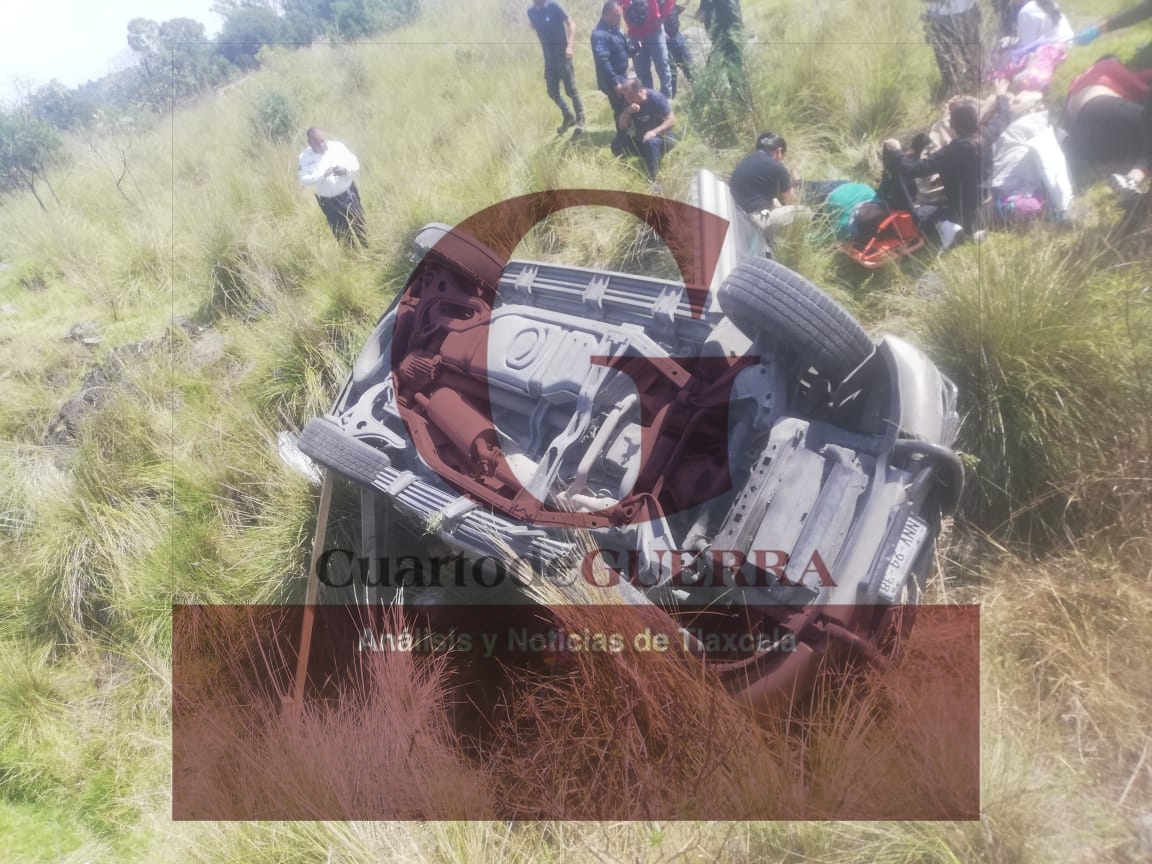 Dos mujeres lesionadas tras volcadura de camioneta, en Xaltocan